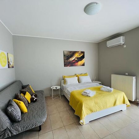 Sunlight Studio Apartment Athena Bagian luar foto